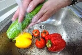 πλύσιμο λαχανικών για την πρόληψη της μόλυνσης από παράσιτα