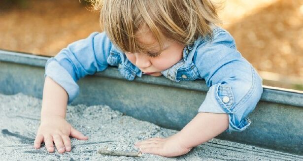 το παιδί παίζει στο sandbox και μολύνεται από σκουλήκια